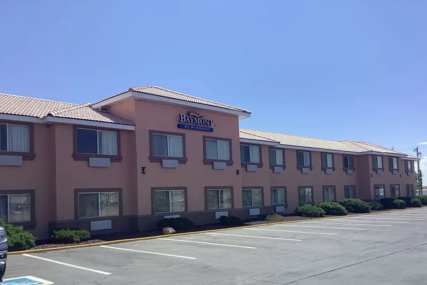 Baymont Inn & Suites by Wyndham Holbrook - Image 1