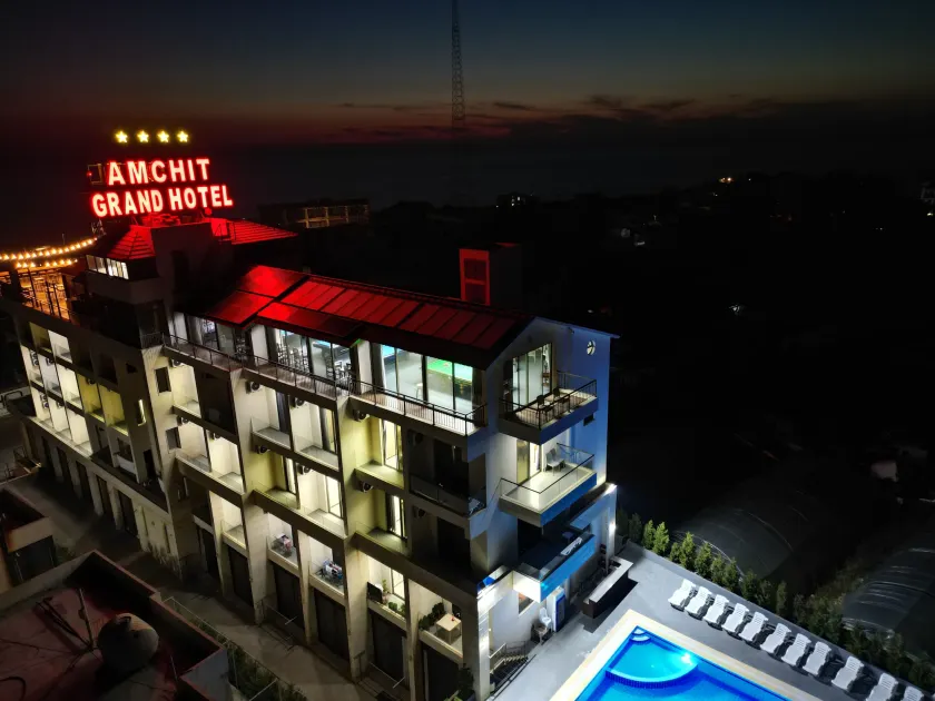 Amchit Grand Hotel - Image 1
