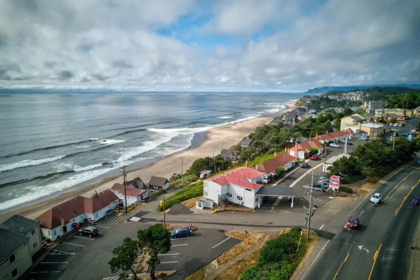 Ester Lee Oceanview Inn - Image 1