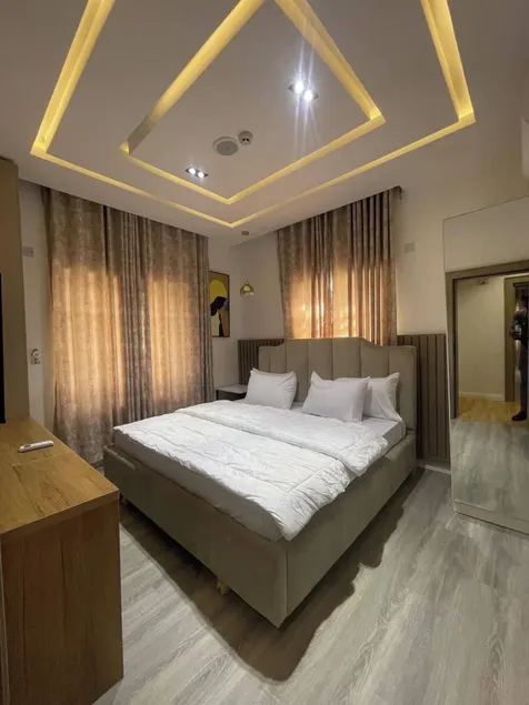 Bengerald Hotel And Suites - Zimmer