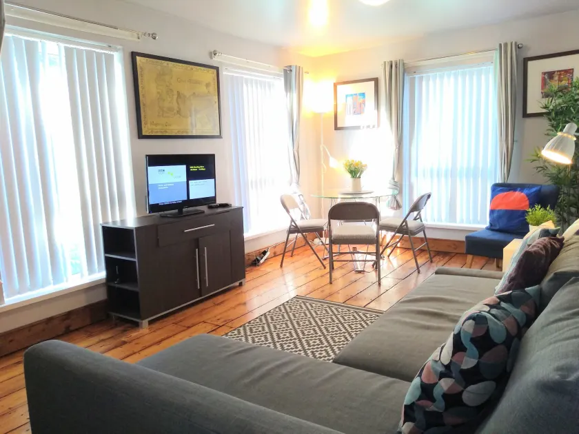 Perfect Central City Location - Parking - 4 Beds - 2 Bedrooms - Image 1