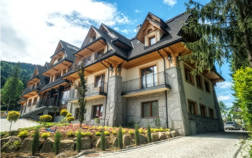 Gold Hotel - Image 1