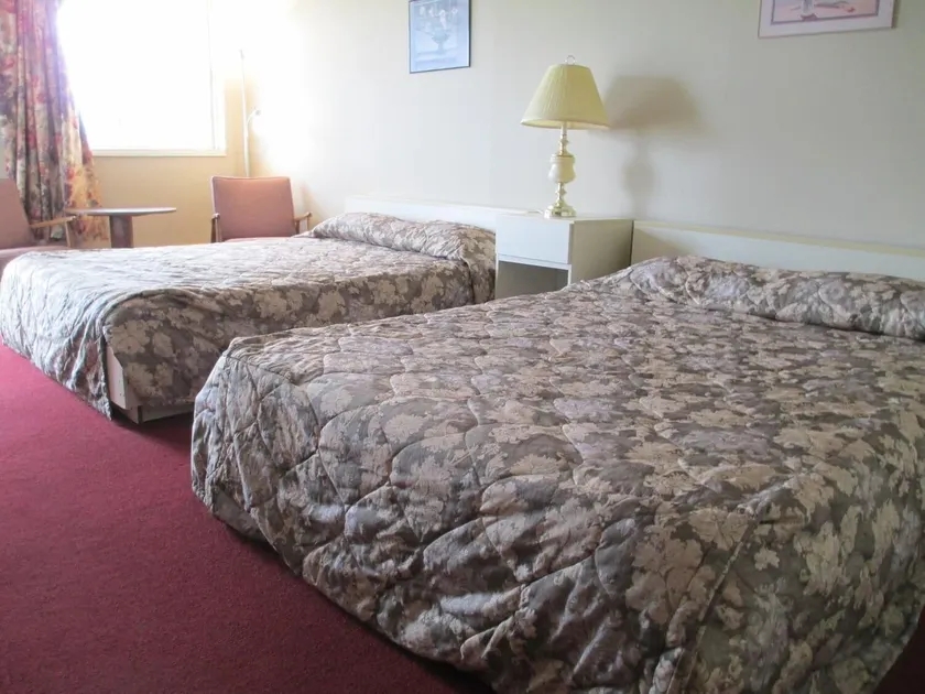 Newburg Inn Motel - Image 1