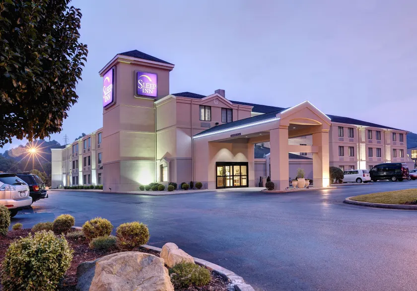 Sleep Inn & Suites Cross Lanes - South Charleston - Image 1