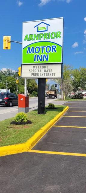 Arnprior Motor Inn - Image 1