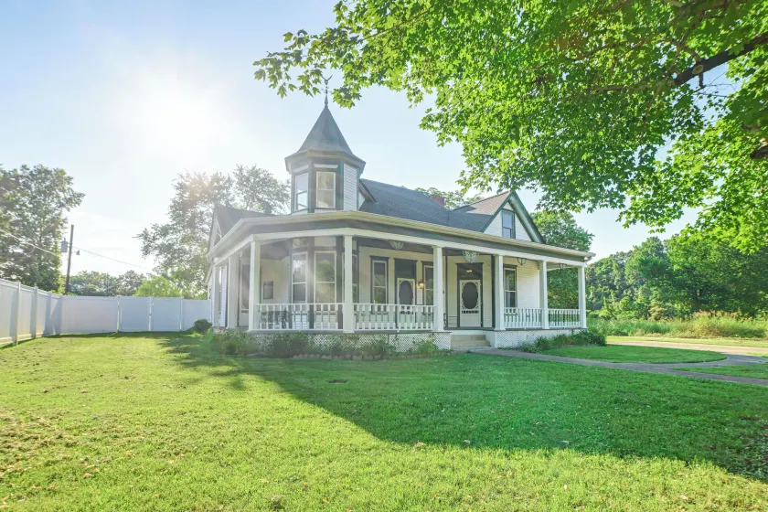 Grand Victorian Home, Walk to Historic Town Square - Image 1