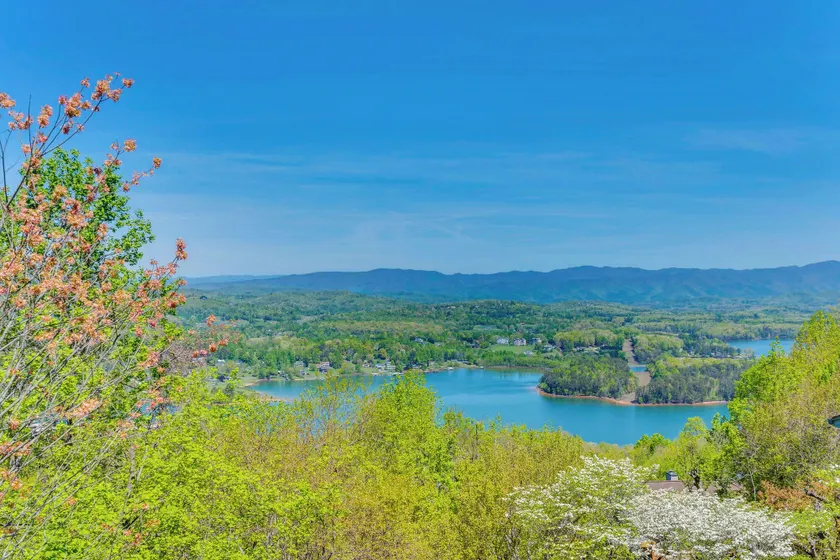 Lake-View Condo with Covered Deck in Hiawassee! - Image 1