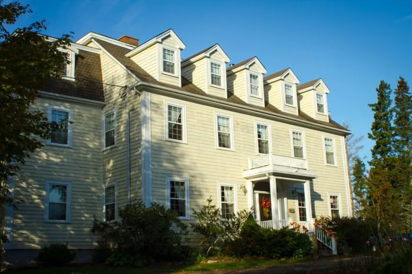 DesBarres Manor Inn - Image 1