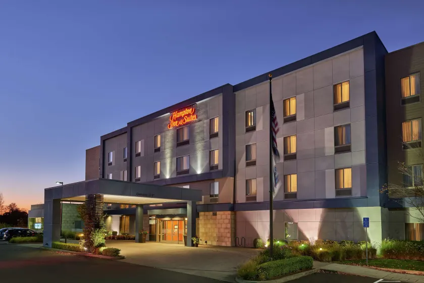 Hampton Inn & Suites Salem, OR - Image 1