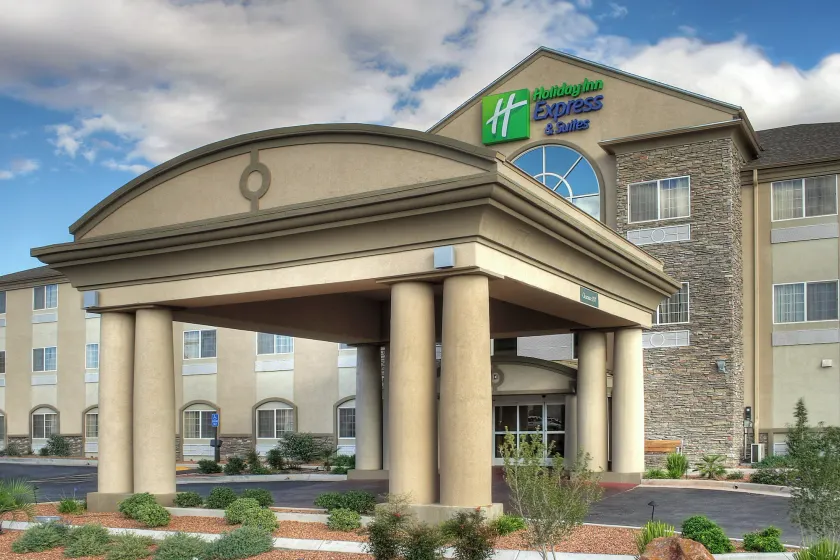 Holiday Inn Express Hotel & Suites Carlsbad by IHG - Image 1