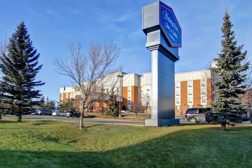 Hampton Inn & Suites by Hilton Calgary-Airport - Image 1