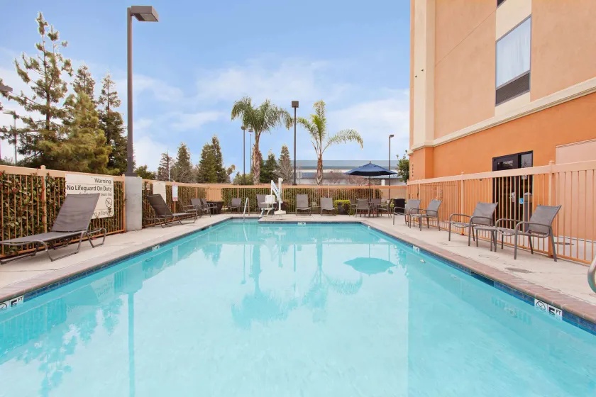 Hampton Inn & Suites Clovis-Airport North - Image 1