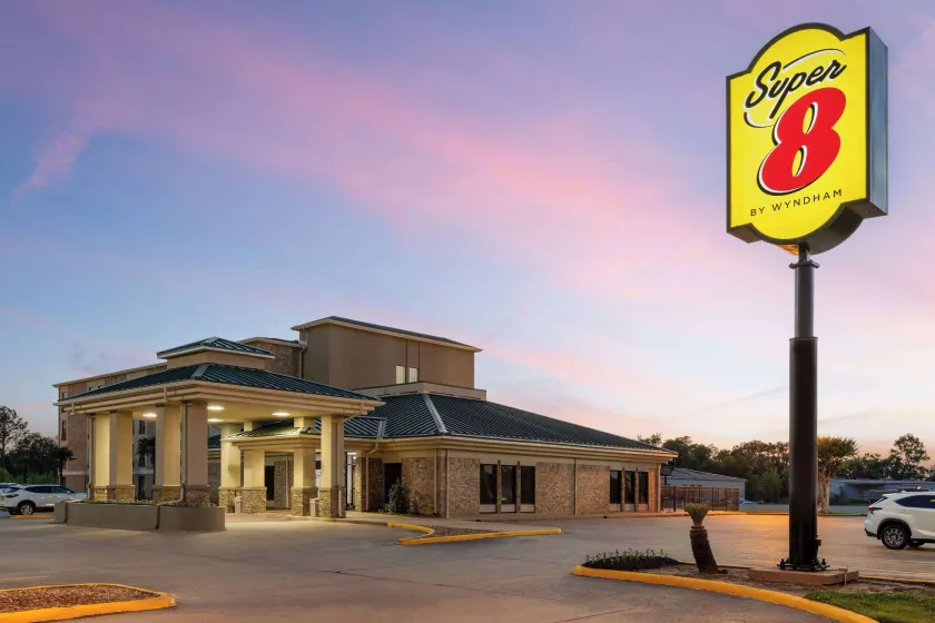 Super 8 by Wyndham Alexandria LA - Image 1