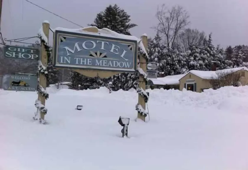 Motel in the Meadow - Image 1