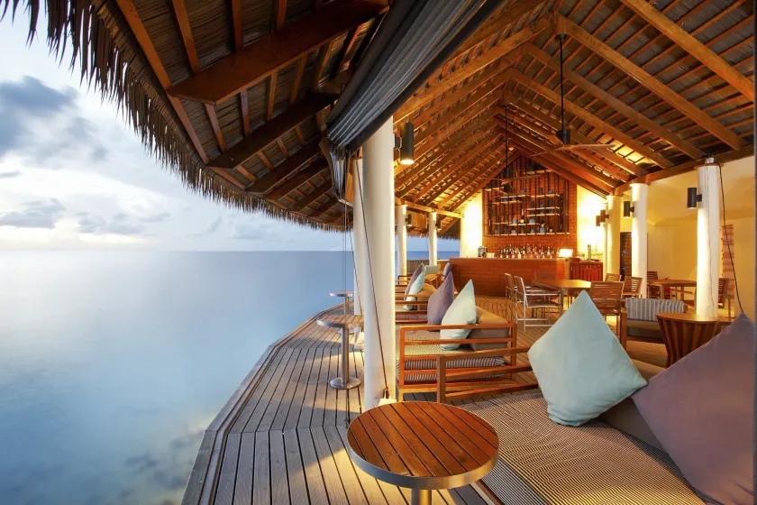 Centara Ras Fushi Resort & Spa Maldives - Stay 4 nights or more and enjoy 40 percent off Speedboat transfers, valid for stays from 6 Apr to 30 Sep 2026 - Vestíbulo