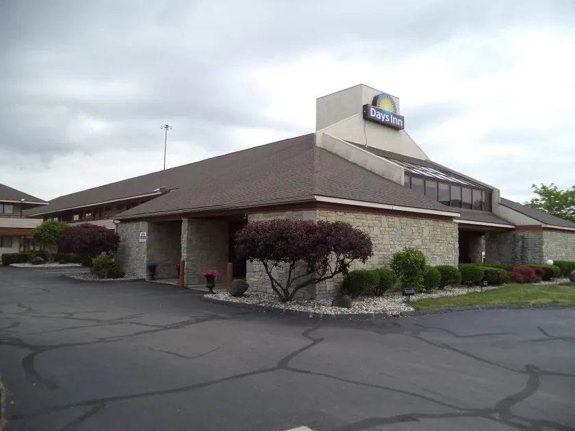 Days Inn by Wyndham Maumee/Toledo - Image 1
