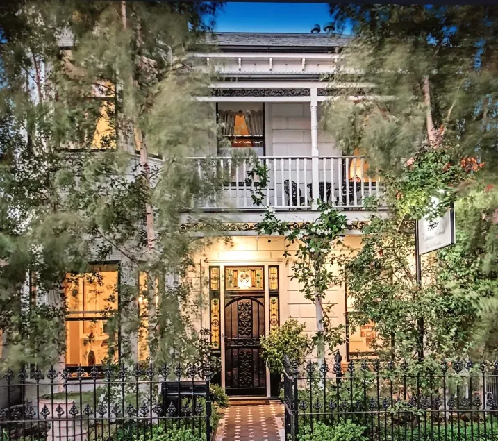 Captains Retreat Apartments and Cottages - Image 1