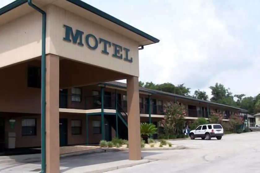 Dinner Bell Motel - Image 1