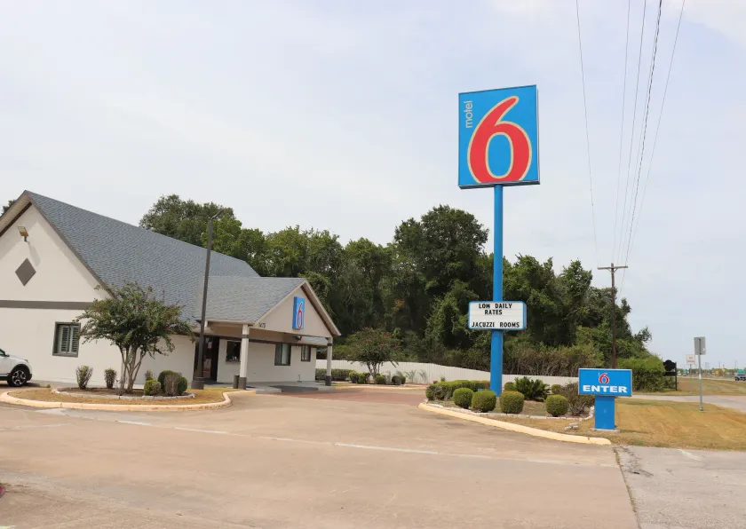 Motel 6-Alvin, TX - Image 1