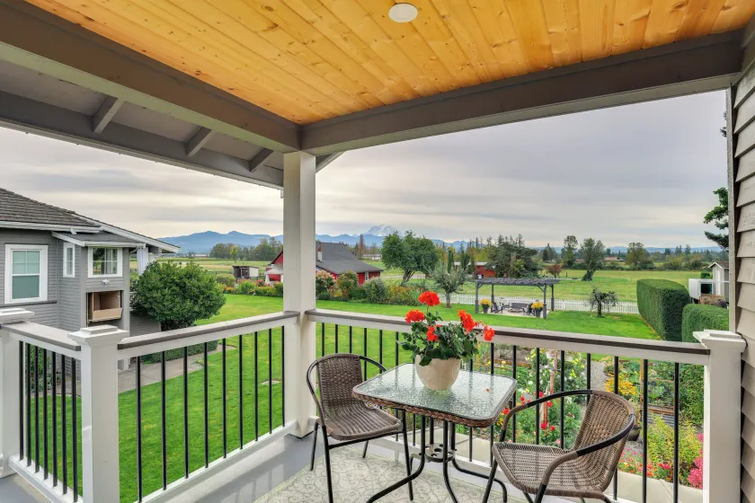 Idyllic Enumclaw Studio w/ Mount Rainier Views - Image 1