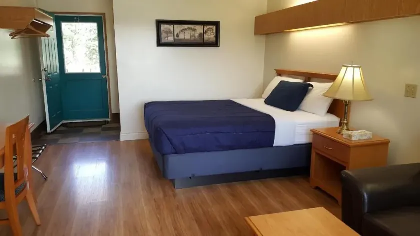 Pines Motel - Image 1