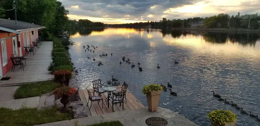 The Water's Edge Inn - Image 1