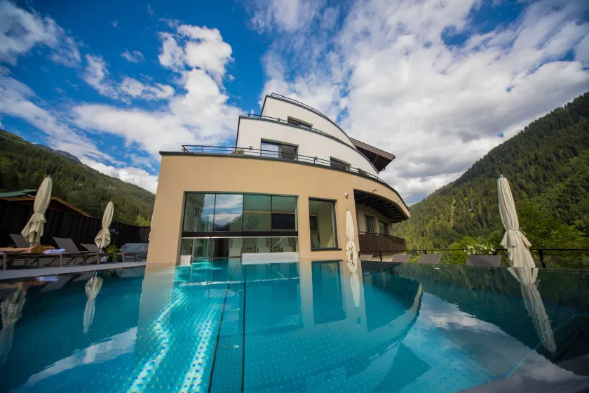 Heart Hotel Grischuna - Image 1