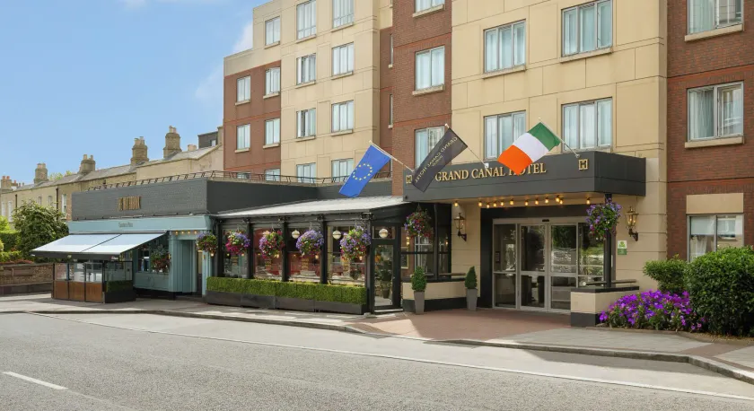 Grand Canal Hotel - Image 1