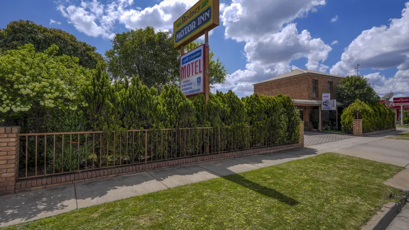 Rodney Motor Inn - Image 1