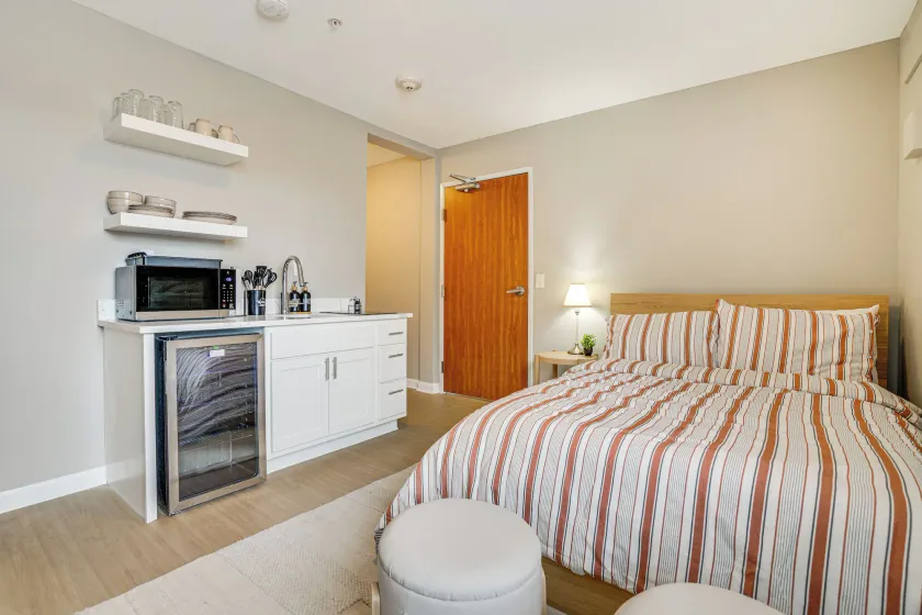 Convenient Studio Stay: Easy Access to Twin Cities - Image 1