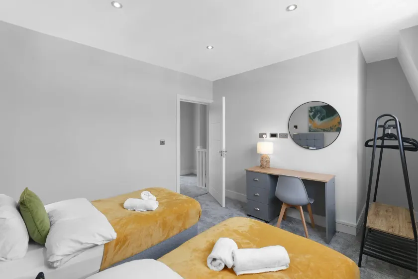 4 Bedroom and 3 Bathroom Family Home with Garden in Isleworth - Chambre