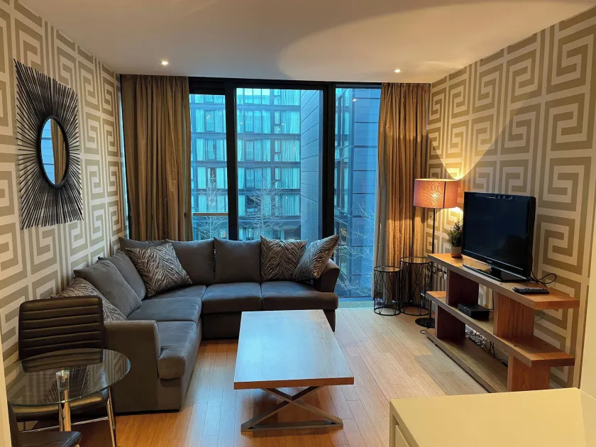 Very Centrally Located Chic one bed Quartermile Apartment - Image 1