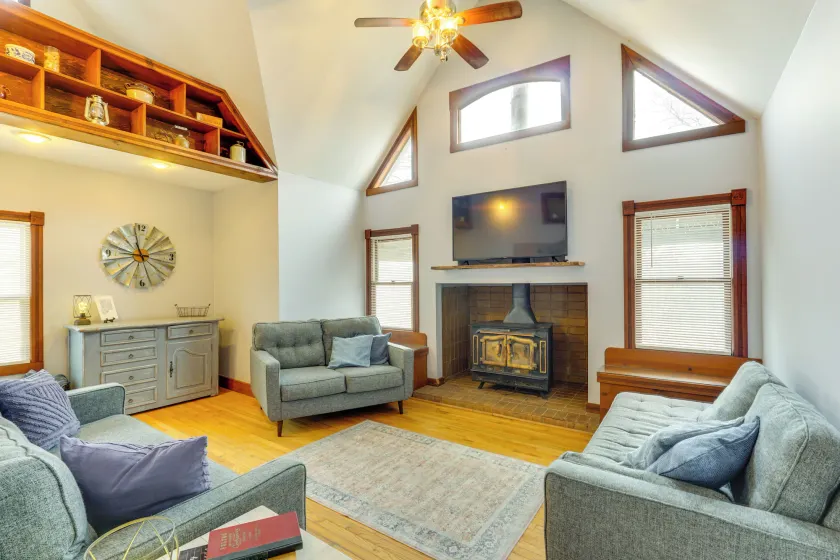 Century Old Farmhouse in Fulton: 6 Mi to Town! - Image 1