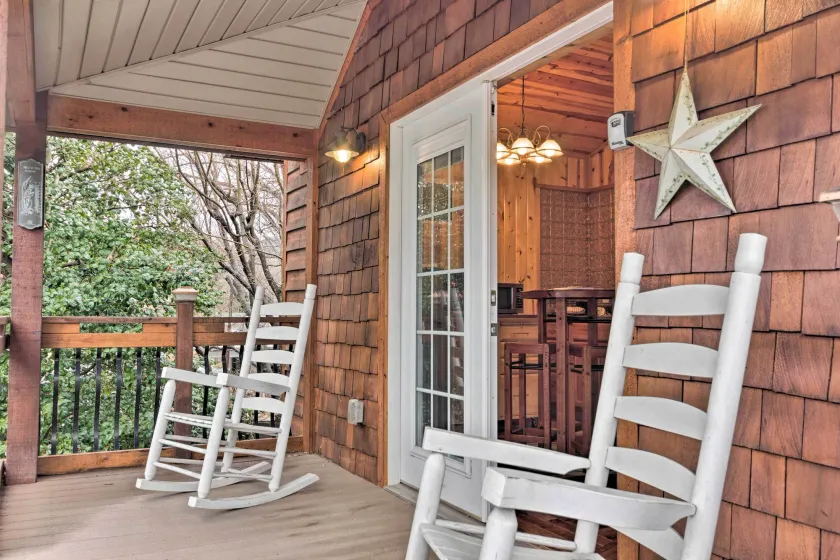 'The Boat House' Creekside Escape in Hot Springs! - Image 1