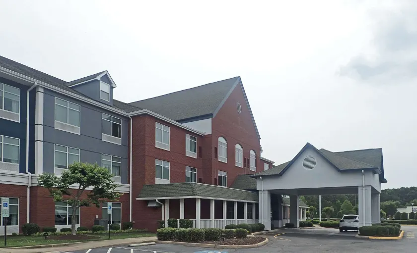 Comfort Inn & Suites Hampton near Coliseum - Image 1