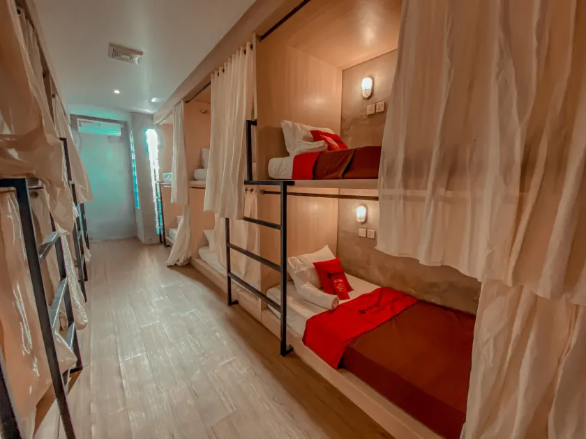 RedDoorz Hostel Near Ngurah Rai Airport Kuta - Image 1