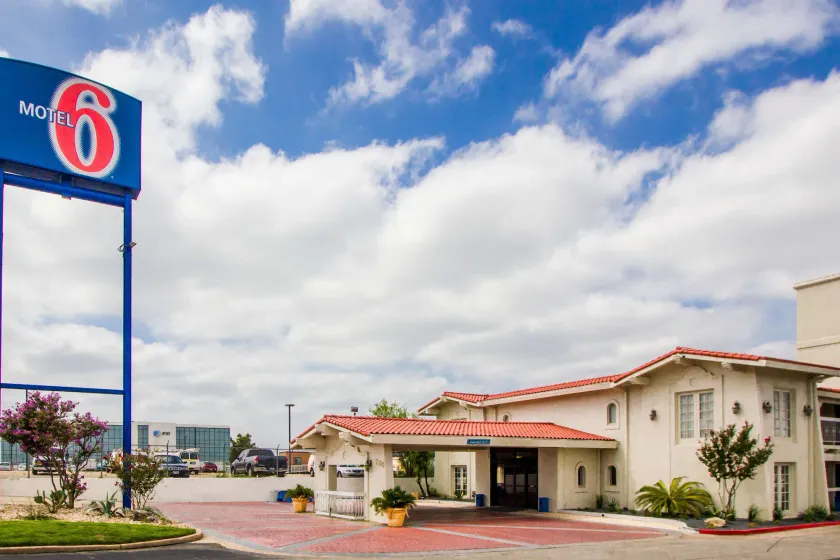 Motel 6-Austin, TX - Midtown - Image 1