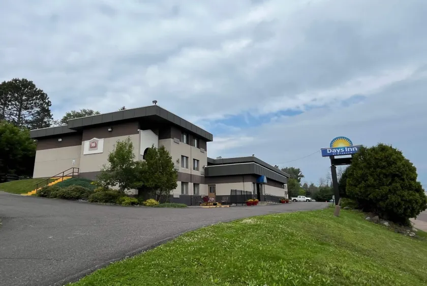 Days Inn by Wyndham Duluth Lakewalk - Image 1