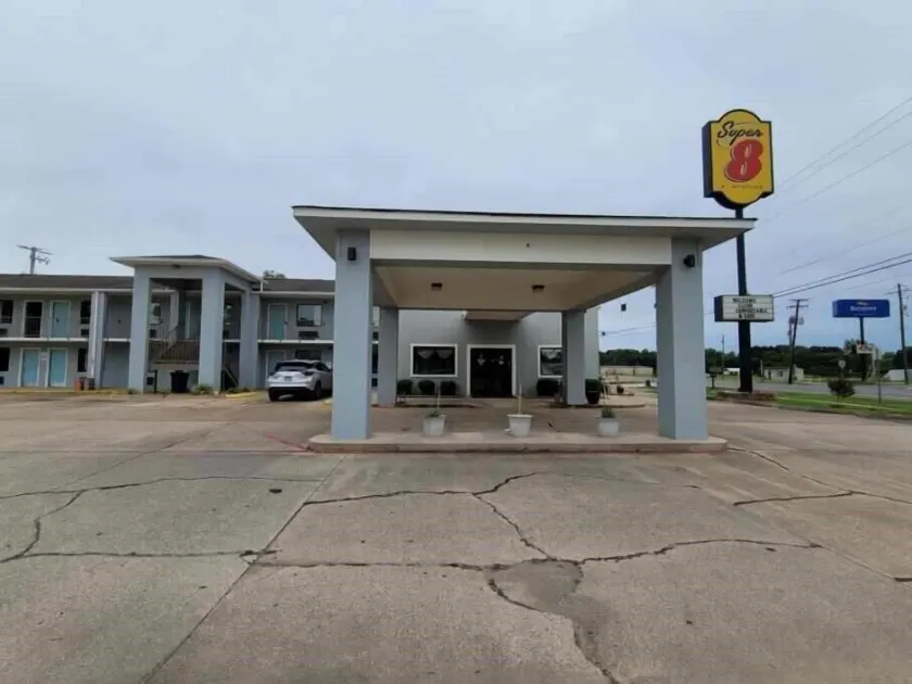 Super 8 by Wyndham Arkadelphia Caddo Valley Area - Image 1
