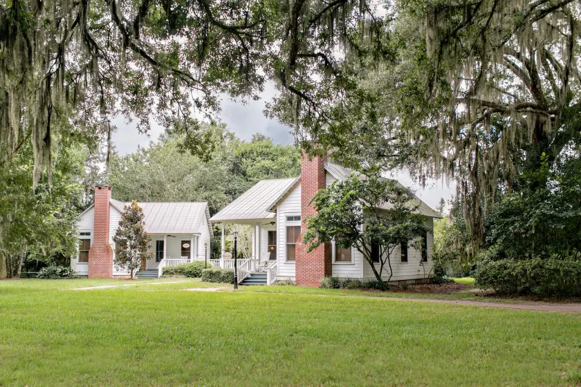 Ball House and Cottages - Image 1