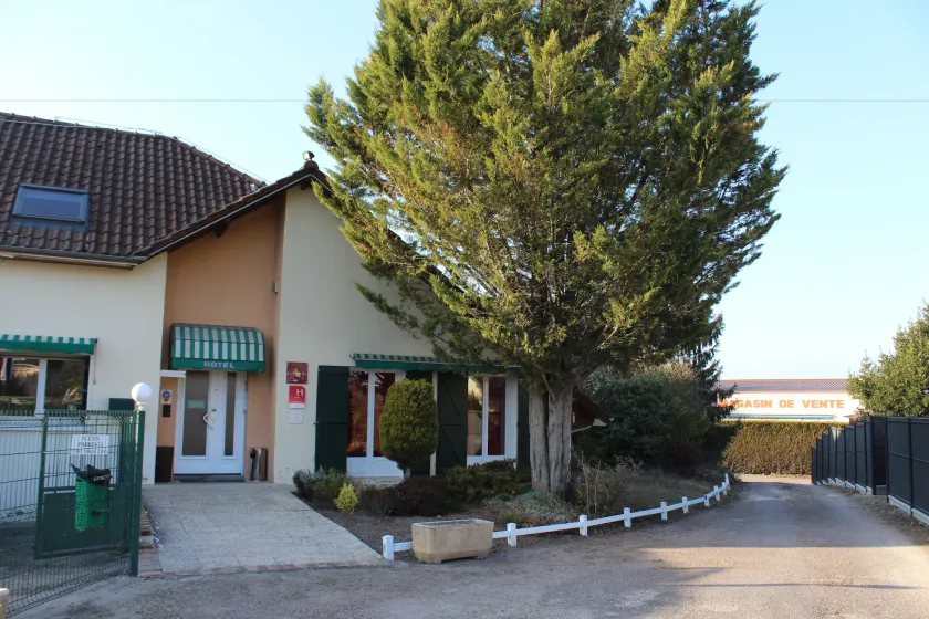 Villa Hotel - Image 1