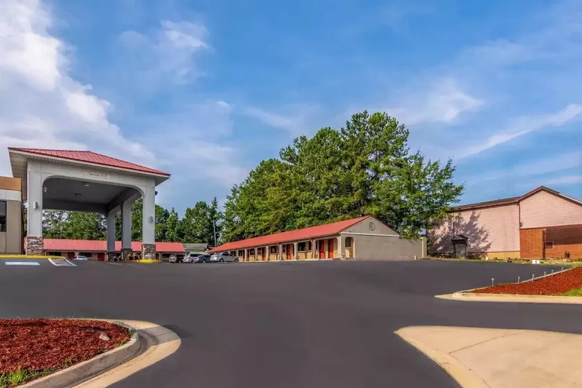 Americas Best Value Inn Opelika - Image 1