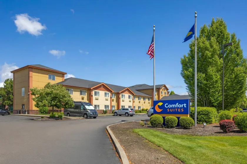 Comfort Suites Salem - Image 1