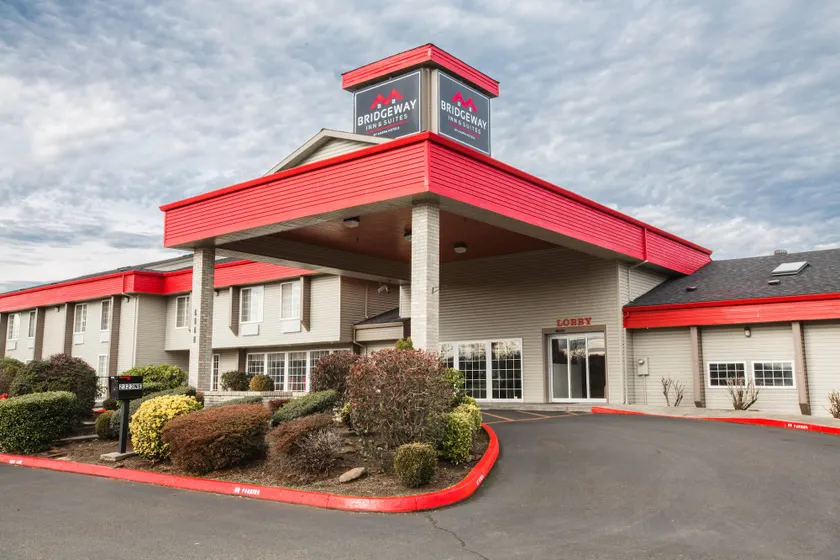 Bridgeway Inn & Suites - Portland Airport - Image 1