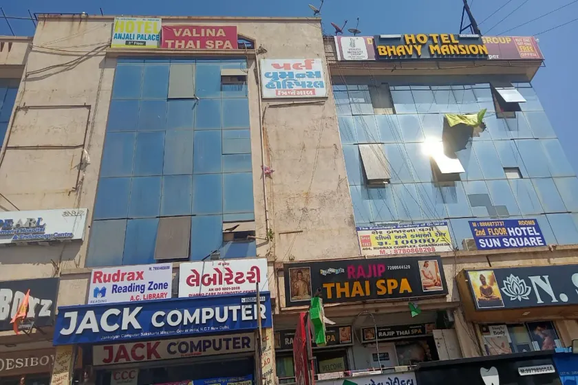 Hotel Bhavya Mansion - Image 1