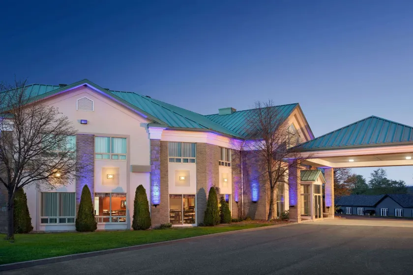 Days Inn by Wyndham Montmagny - Image 1