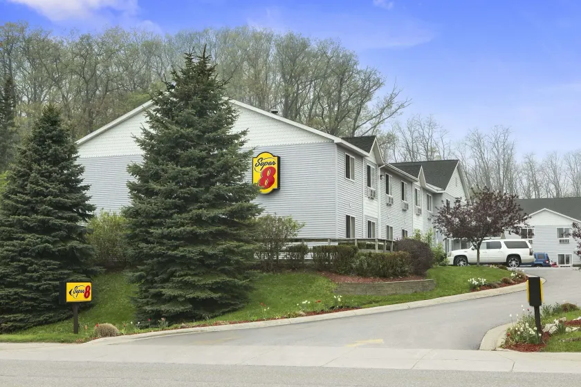 Super 8 by Wyndham Manistee - Image 1