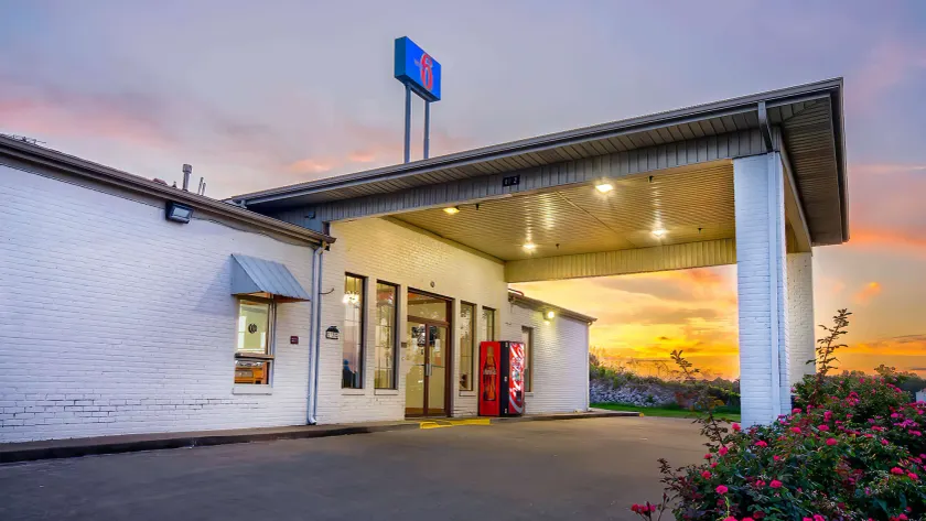 Motel 6-Grand Rivers, KY - Image 1