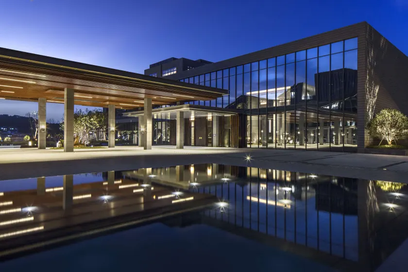 Hilton Ningbo Dongqian Lake - Image 1