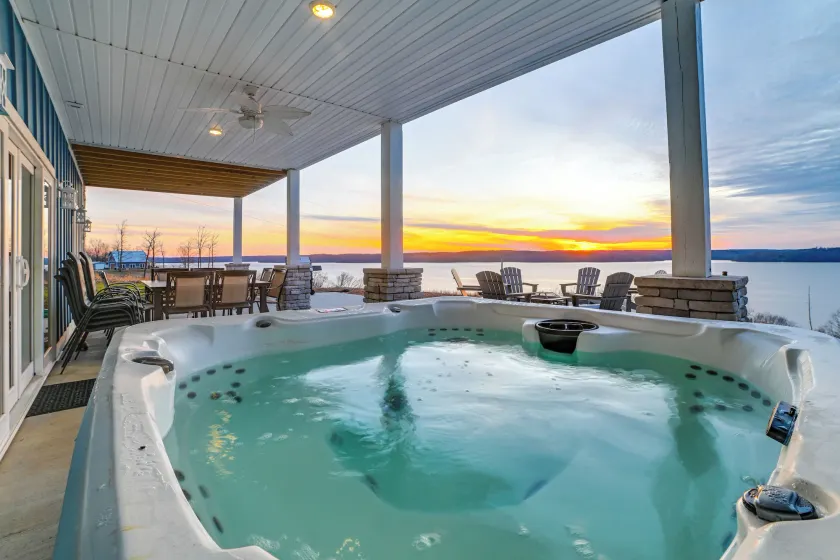 Massive Lake Views & Stunning Sunsets: Waverly Gem - Image 1